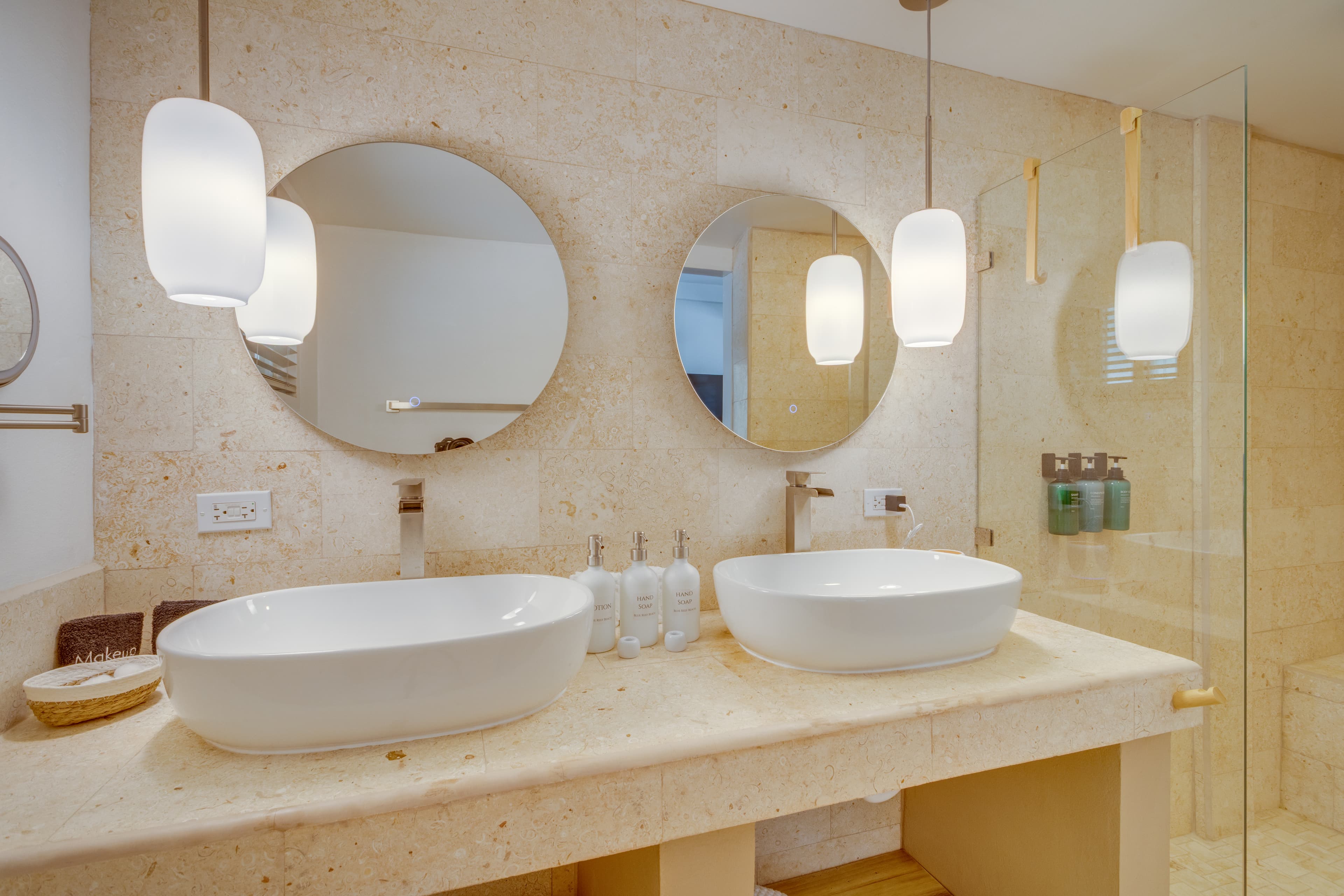 Double vanity with backlit anti-fog mirrors
